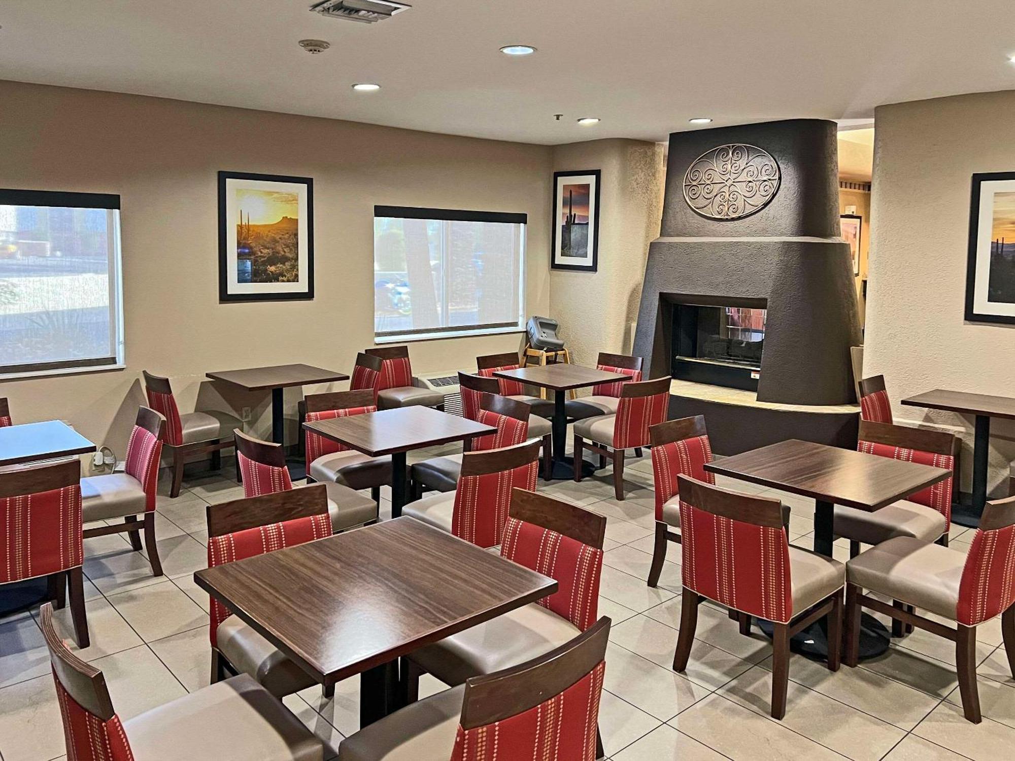 Comfort Suites Peoria Sports Complex Екстериор снимка