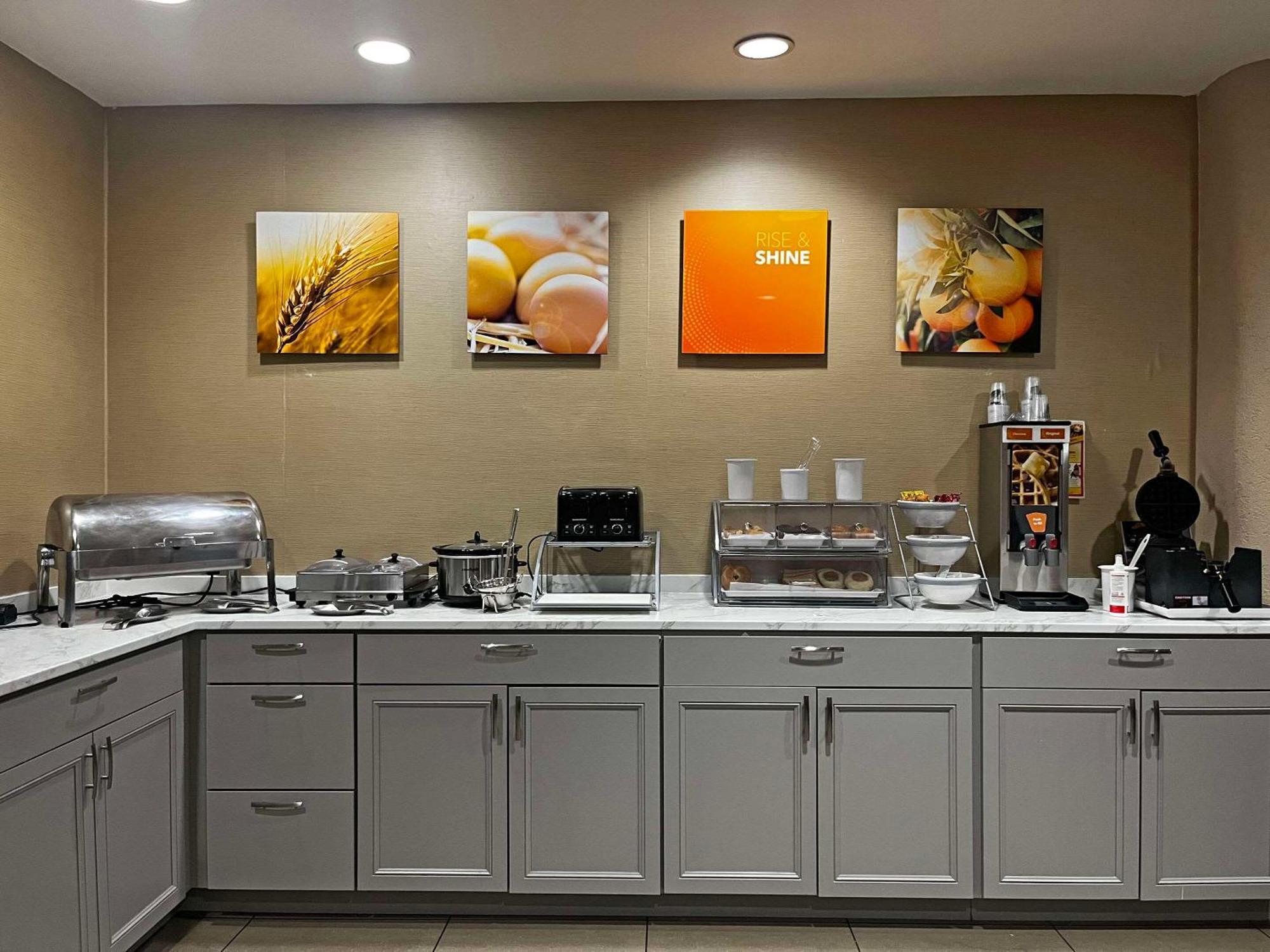Comfort Suites Peoria Sports Complex Екстериор снимка